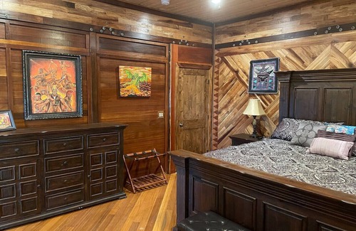 Paukaa Cama Y Desayuno | Magic Skies Hawaiian Kingdom Hula Room