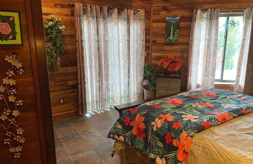 Paukaa Cama Y Desayuno | Magic Skies Top Floor Waterfall Botanical Room
