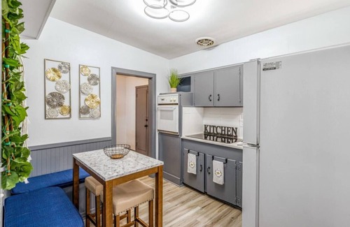 Dover Shores East Casa | Downtown 3BR Smart, Cozy & Productive
