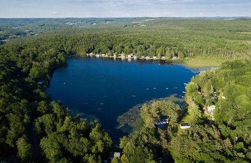 Oxford Casa | Magical Lakeside Retreat w/ Hot Tub