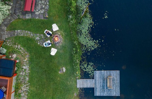 Oxford Casa | Magical Lakeside Retreat w/ Hot Tub