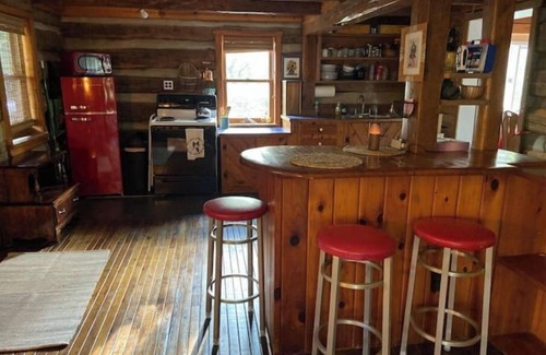 Verona Cabina | Magical Log Cabin, streams in private yard, 4 bedrooms, pet friendly, WiFi