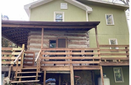 Verona Cabina | Magical Log Cabin, streams in private yard, 4 bedrooms, pet friendly, WiFi