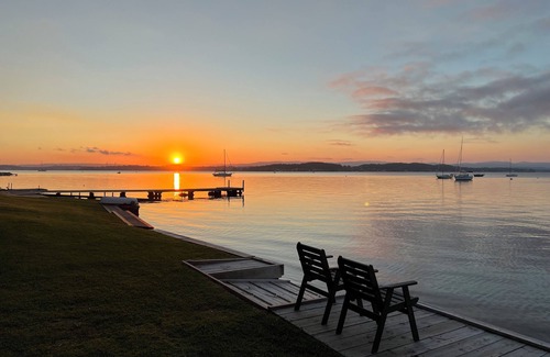 Marks Point Cabaña | Magical Private Waterfront Iona Cottage