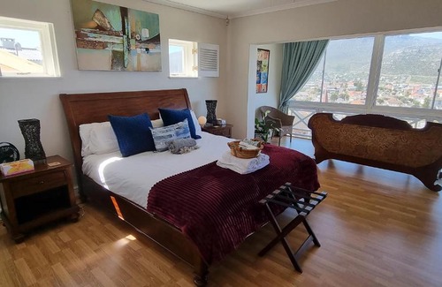 Fish Hoek Apartamento | Magical Seaview Penthouse with Own Pool, Board Game Room, Wellness Room & Hot Tub