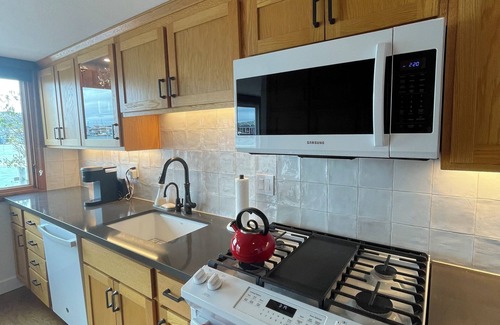 Marin City Alquiler De Eote | Magical, Spacious 3 Bedroom Houseboat in Sausalito