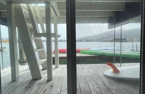 Marin City Alquiler De Eote | Magical, Spacious 3 Bedroom Houseboat in Sausalito