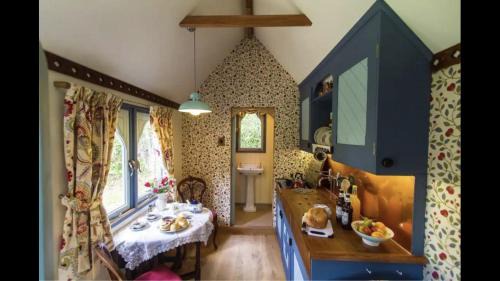 Bude Cabina | Magical Tabernacle in a Beautiful Setting with Hot Tub