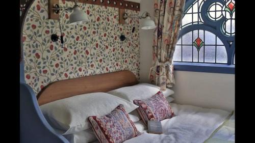 Bude Cabina | Magical Tabernacle in a Beautiful Setting with Hot Tub