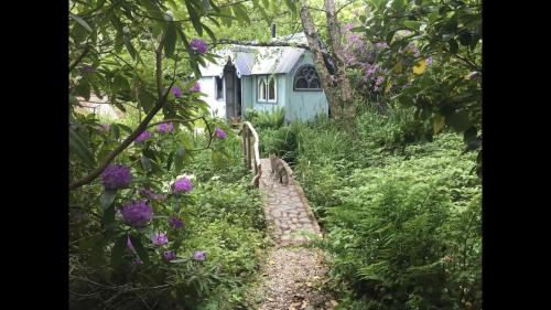 Bude Cabina | Magical Tabernacle in a Beautiful Setting with Hot Tub