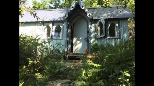 Bude Cabina | Magical Tabernacle in a Beautiful Setting with Hot Tub