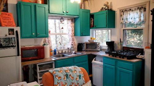 Grubville Casa | Magical Tree House Rental Nestled in the Woods on Farm Retreat near St. Louis, Missouri