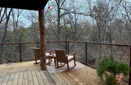 Dennis Chalet De Esquí | "Magical Treehouse" w spiral slide off the deck 350 acres on the Brazos River! Tubing! Petting Zoo!