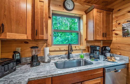 Gatlinburg - Pigeon Forge Cabina | Breathtaking VIEWS Mountain Retreat -Pools-HotTub-DOGS-Pickleball-Baseball