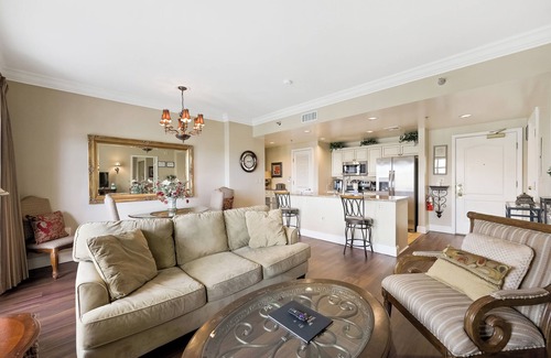 Lake Las Vegas Condominio | ¡Vista completa del lago y de la piscina! 2 dormitorios / 2 baños a 30 minutos de la franja.