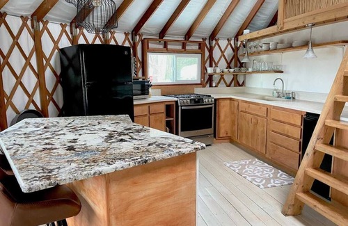 Sandpoint Cabina | Magical Yurt in the Forest - 4 seasons of fun!