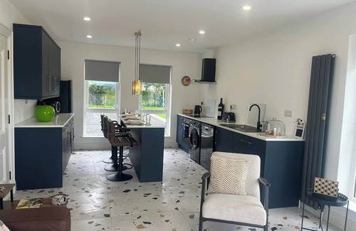 Limavady Cabaña | Magilligan - Cottage - Sleeps 6 - Parking - Garden