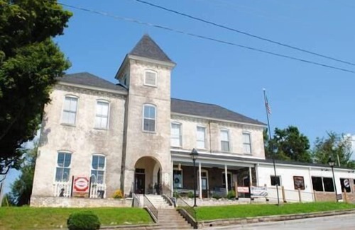 Jefferson City Apartamento | Magistrate Rm, The Lodge at Old City Hall