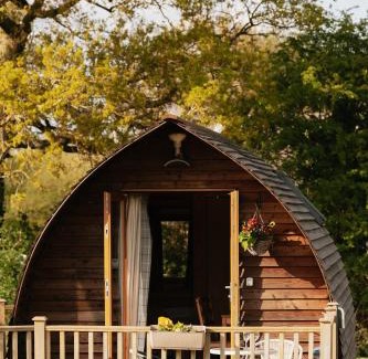 Bury St Edmunds Casa | Maglia Rosso by Wigwam Holidays
