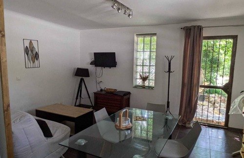Montesquieu-des-Alberes Apartamento | Magnificent studio in the heart of nature