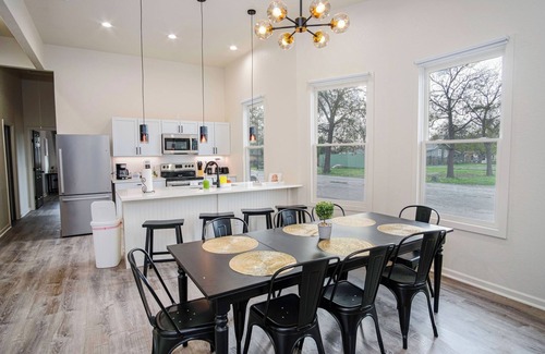 Near East Side Cabaña | Magnificent 4BR Near Famous Riverwalk and Downtown