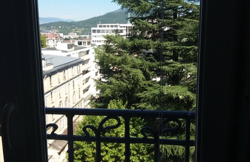 Aix-les-Bains City Center Condominio | Magnificent apartment in character residence with swimming pool