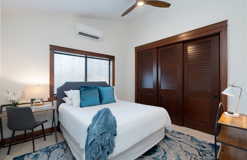 Kuliouou - Kalani Iki Casa | Magnificent beach front sunsets