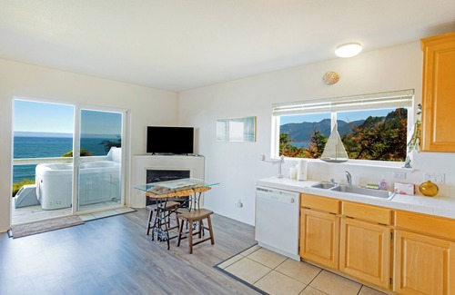 Shelter Cove Condominio | Magnificent Oceanview! by OceanviewHotTubs Tesla Charging Shelter Cove, CA