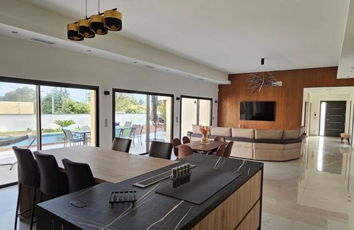 Caremeau Villa | SPACIOUS CONTEMPORARY VILLA LES HAUTS DE NIMES
