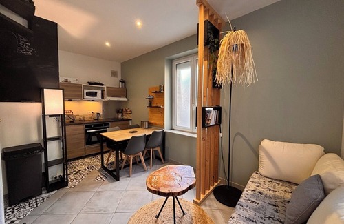 Bagneres-de-Luchon Apartamento | Magnificent air-conditioned T3 with garden 5 minutes' walk from town center and cable car