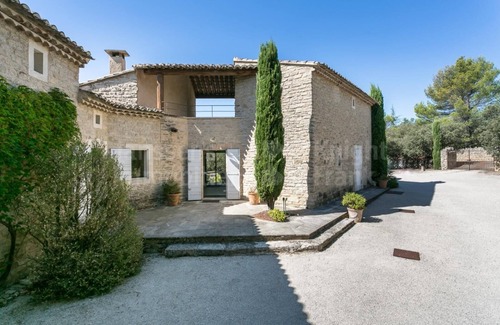 Cabrieres-d'Avignon Villa | Magnificent 5 bedroom villa with pool near Gordes
