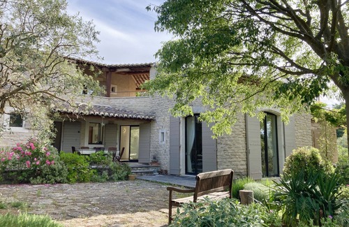Cabrieres-d'Avignon Villa | Magnificent 5 bedroom villa with pool near Gordes