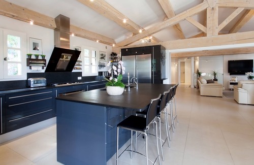 Chateauneuf-Grasse Villa | Magnífico chalet de piscina disfrutando Idílico vistas de la ciudad.