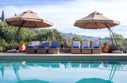 Chateauneuf-Grasse Villa | Magnífico chalet de piscina disfrutando Idílico vistas de la ciudad.
