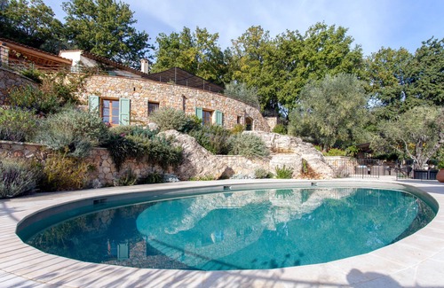 Chateauneuf-Grasse Villa | Magnífico chalet de piscina disfrutando Idílico vistas de la ciudad.