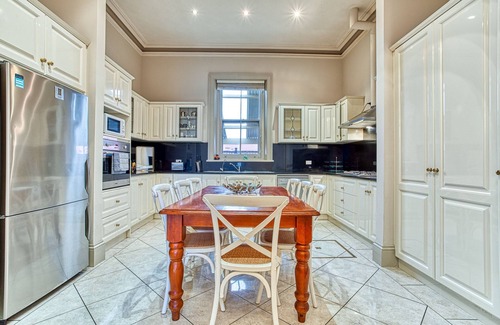 North Adelaide Villa | Magnífica Villa Freestone en el vibrante norte de Adelaida. Hazlo tu refugio.