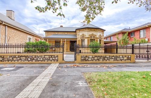 North Adelaide Villa | Magnífica Villa Freestone en el vibrante norte de Adelaida. Hazlo tu refugio.