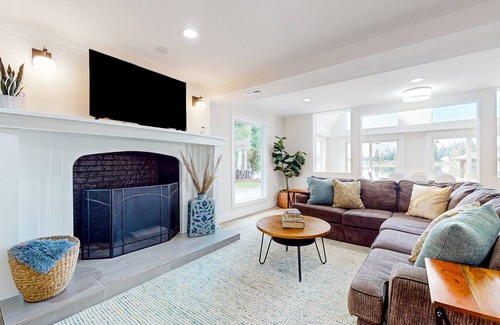 Bonney Lake Casa | Magnificent & illuminated lakefront villa with fire pit, patio, & amazing views