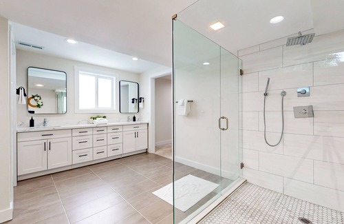Bonney Lake Casa | Magnificent & illuminated lakefront villa with fire pit, patio, & amazing views