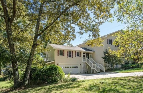 Chickamauga Lake Casa | Magnificent Lakeside Chickamauga Resort & Private Boat Dock. Pets ok, hot tub