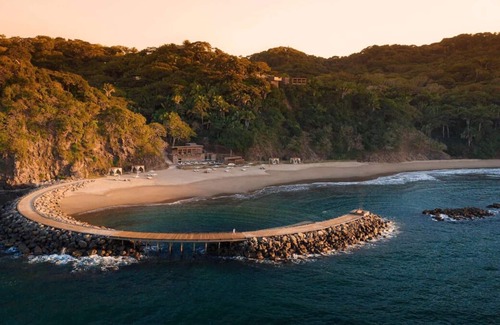 Lo de Marcos Casa | Magnificent Living in Elegance! Beachfront, Pets Allowed, Free Breakfast!