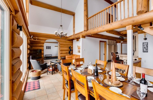 Lac-Simon Chalet De Esquí | Magnificent log cabin with breathtaking views and water access