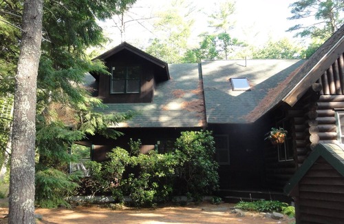 Raymond Casa | Magnífico Log Home on Lake