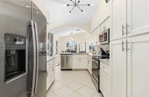 Punta Gorda Casa | MAGNIFICENT! LUXURY WATERFRONT HOME;BIG HEATED POOL-80’ DOCK! 5 MIN FISH VILLAGE