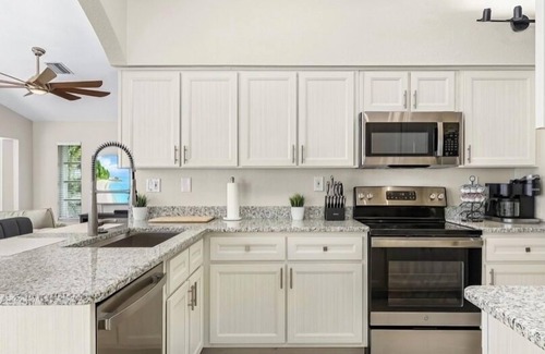 Punta Gorda Casa | MAGNIFICENT! LUXURY WATERFRONT HOME;BIG HEATED POOL-80’ DOCK! 5 MIN FISH VILLAGE