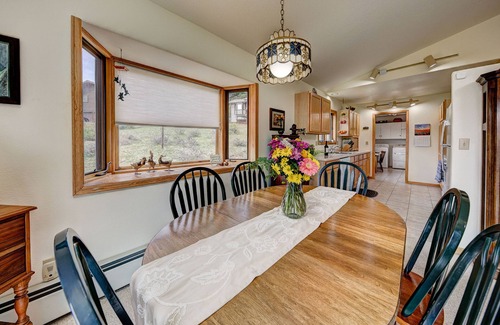 Fall River Estates Casa | Magnificent mountain views, sunny open floor plan, spacious deck, monthly rental