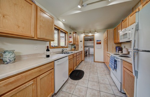 Fall River Estates Casa | Magnificent mountain views, sunny open floor plan, spacious deck, monthly rental