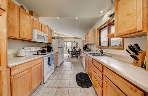 Fall River Estates Casa | Magnificent mountain views, sunny open floor plan, spacious deck, monthly rental