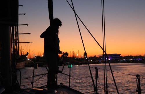 Poblats Maritims Alquiler De Eote | Magnificent sailboat with free parking for cars