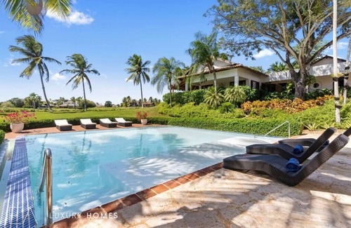 Las Lomas Villa | Magnificent & Spacious 6-Bedroom Villa w/ Pool, Jacuzzi, ...